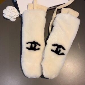<AUTHENTIC>Chanel CC Faux Fur Mittens Cream